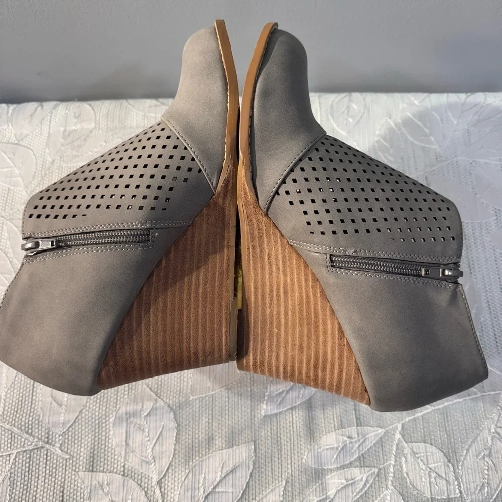 ✨ dv Dolce Vita Gredda Cutout Wedge Booties – Gray – Size 8.5 WMS (NWOT)